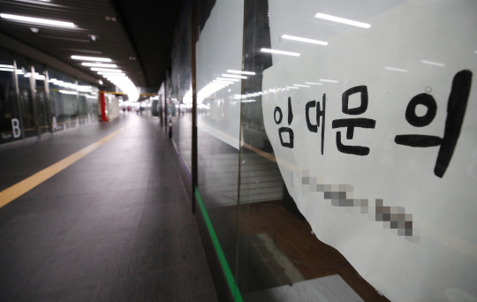 한국은행에 따르면 7월 향후경기전망 소비자동향지수(CSI)는 자영업자가 79로 봉급생활자 91보다 12포인트 낮다. 둘 간의 격차는 한은이 관련 통계를 작성한 이래 가장 컸다. 사진은 서울 중구의 한 지하도상가 점포에 붙은 임대문의 안내문.  연합뉴스